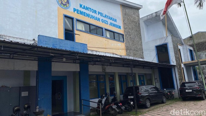 Kantor SPPG di Jember yang kena suspend Badan Gizi Nasional selama sepekan untuk evaluasi karena menu MBG Ramadan dianggap minimalis.