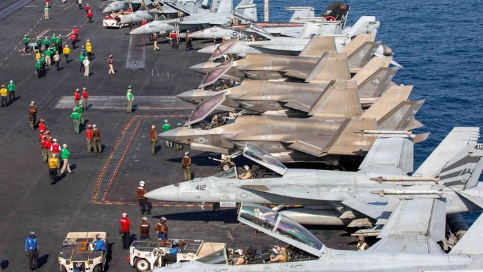Televisi Iran mengklaim Garda Revolusi berhasil menembakkan drone ke kapal induk USS Abraham Lincoln. Rincian lebih lanjut belum tersedia.