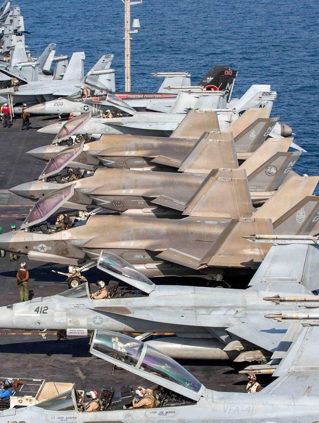 Kapal Induk AS Luncurkan Jet tempur untuk Serang Iran