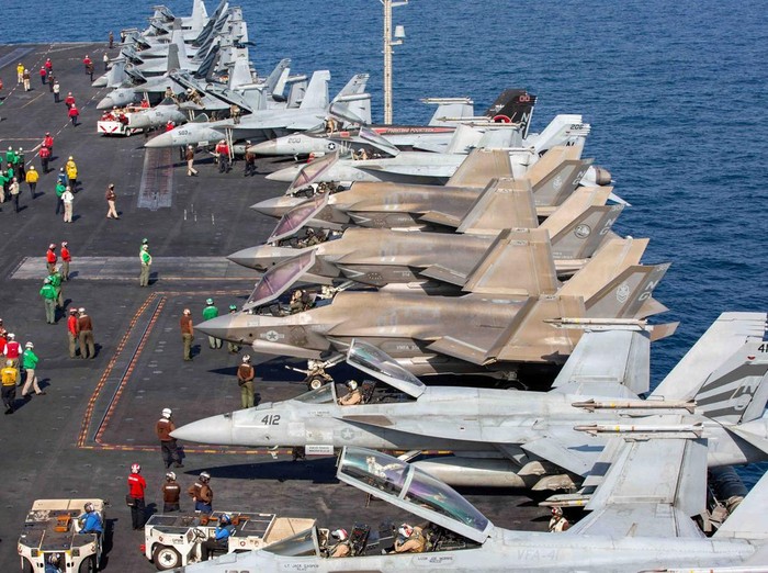 Deretan jet tempur AS diparkir di kapal induk USS Abraham Lincoln saat operasi militer terhadap Iran berlangsung pada Februari lalu (dok. via REUTERS/US Navy)