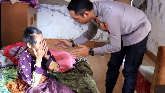 Kapolres Tegal, AKBP Bayu Prasatyo, saat menyerahkan bantuan kepada seorang penyandang disabilitas, Sawen, di Desa Balaradin, Kecamatan Lebaksiu.
