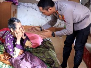 Kepedulian Polres Tegal Bantu Lansia Pengidap Stroke di Lebaksiu