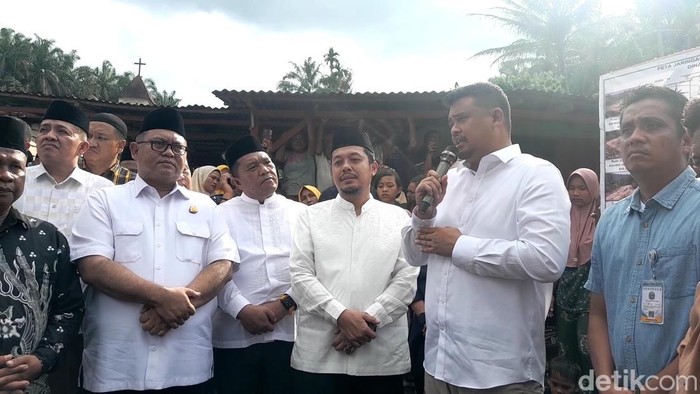Gubsu Bobby bersama Bupati Paluta Reski Basyah Harahap menemui warga Sipiongot, Kecamatan Dolok (Nizar Aldi/detikSumut)
