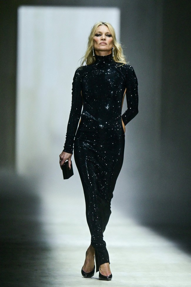 Peragaan bertajuk Primavera ini menandai debut runway perdana Demna sebagai direktur kreatif Gucci. Kini, di bawah arahan Demna, underwear minimalis yang sempat menghebohkan era 90-an tersebut resmi kembali ke runway tempat semuanya bermula, membuktikan bahwa tren lama bisa bangkit dengan sentuhan modern yang lebih berani. (Foto: REUTERS/Daniele Mascolo)