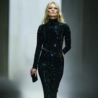 Peragaan bertajuk Primavera ini menandai debut runway perdana Demna sebagai direktur kreatif Gucci. Kini, di bawah arahan Demna, underwear minimalis yang sempat menghebohkan era 90-an tersebut resmi kembali ke runway tempat semuanya bermula, membuktikan bahwa tren lama bisa bangkit dengan sentuhan modern yang lebih berani. (Foto: REUTERS/Daniele Mascolo)