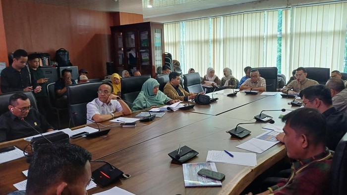 Komisi III DPRD Medan saat melaksanakan rapat dengan jajaran direksi PUD Pasar Medan. (dok.istimewa)