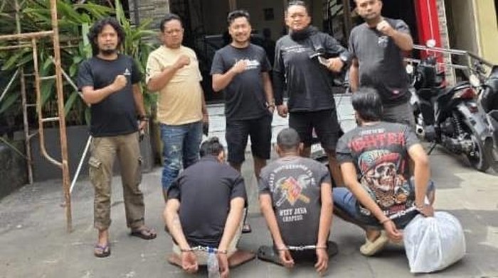 Polisi menangkap tiga pelaku begal di Semarang Barat. Foto diunggah Selasa (3/3/2026).