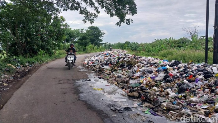 Kondisi tumpukan sampah di Jalan Nyimas Endang Geulis Panguragan.