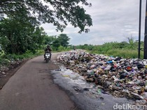 Jorok! Sampah Menggunung di Jalan di Panguragan Cirebon