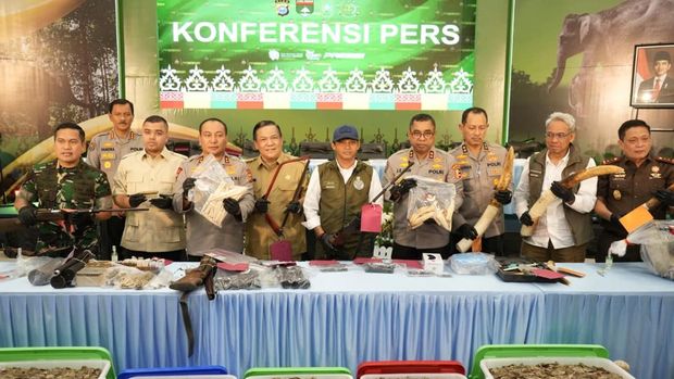 Konferensi pers di Polda Riau terkait kasus perburuan gajah Sumatera di Kecamatan Ukui, Kabupaten Pelalawan, Selasa (3/2/2026).