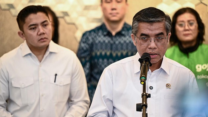 Menteri Ketenagakerjaan Yassierli (kanan) dan Sekretaris Kabinet Teddy Indra Wijaya (kiri) menyampaikan keterangan saat konferensi pers terkait tunjangan hari raya (THR) di Kantor Kemenko Bidang Perekonomian, Jakarta, Selasa (3/3/2026). Pemerintah me