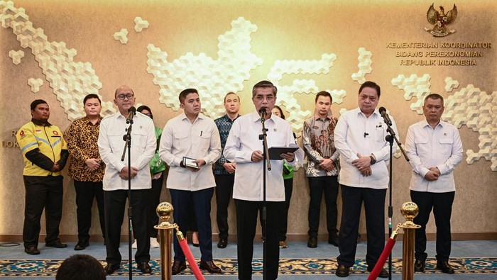 Menko Bidang Perekonomian Airlangga Hartarto (kedua kanan), Menteri Investasi dan Hilirisasi/Kepala BKPM Rosan Roeslani (ketiga kiri), Menteri Ketenagakerjaan Yassierli (tengah), Menteri Perhubungan Dudy Purwagandhi (kanan), dan Sekretaris Kabinet Teddy Indra Wijaya (keempat kiri) menyampaikan keterangan saat konferensi pers terkait tunjangan hari raya (THR) di Kantor Kemenko Bidang Perekonomian, Jakarta, Selasa (3/3/2026). Pemerintah menyiapkan anggaran sebesar Rp55 triliun atau naik 10 persen dari tahun sebelumnya untuk membayar THR bagi sekitar 10,5 juta aparatur negara serta meminta pihak swasta membayarkan THR secara penuh tanpa dicicil kepada pekerja paling lambat tujuh hari sebelum Hari Raya Idul Fitri. ANTARA FOTO/Fauzan/hma/tom.