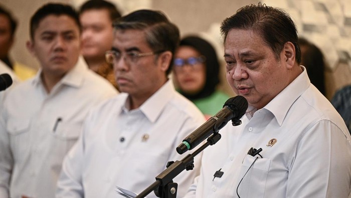 Menko Bidang Perekonomian Airlangga Hartarto (kanan), Menteri Ketenagakerjaan Yassierli (tengah) dan Sekretaris Kabinet Teddy Indra Wijaya (kiri) menyampaikan keterangan saat konferensi pers terkait tunjangan hari raya (THR) di Kantor Kemenko Bidang 
