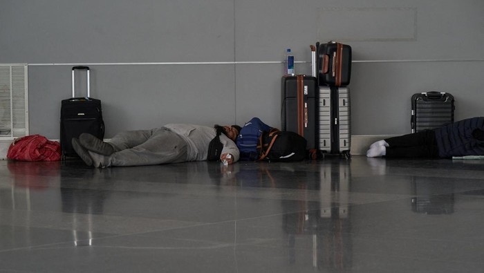 Aircraft operated by Qatar Airways parked at John F. Kennedy (JFK) International Airport, amid the U.S.-Israel conflict with Iran, in New York City, U.S., March 2, 2026. REUTERS/Bing Guan     TPX IMAGES OF THE DAY