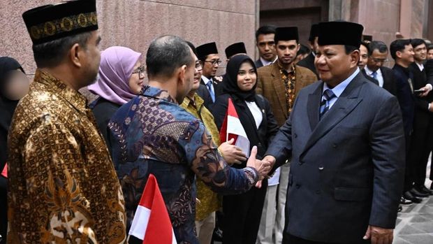Kunjungan Presiden Prabowo ke Abu Dhabi, dua hari sebelum serangan Iran ke UEA. Mahasiswa RI turut jadi relawan penyambutan presiden.