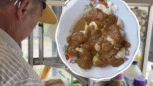 Video: Lagi Hits di Jaksel, Bakso Campur Siomay yang Bikin Ngiler