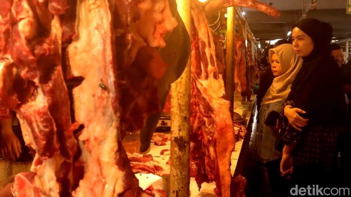 Lapak daging sapi di Pasar Kosambi.