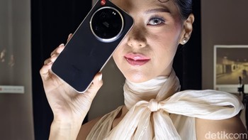 Logo merah Leica tetap menjadi ikon, namun diposisikan vertikal, berbeda dengan versi Xiaomi 17 Ultra Leica Edition yang memiliki desain dua warna. Foto: Adi Fida Rahman/detikINET