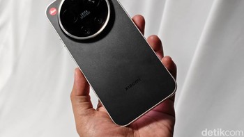 Meski demikian, nilai jual utama Leitzphone bukan semata pada hardware, melainkan pada pengalaman fotografi, desain, serta eksklusivitas brand Leica. HP Leica Leitzphone dibekali mechanical rotating Leica Camera Ring atau cincin kamera mekanis. Foto: Adi Fida Rahman/detikINET