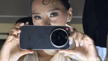 Secara teknis, Leica Leitzphone memiliki spesifikasi yang setara dengan Xiaomi 17 Ultra. Keduanya diperkuat chipset Snapdragon 8 Elite Gen 5, layar 6,9 inci HyperRGB OLED, dan sistem operasi HyperOS 3. Foto: Adi Fida Rahman/detikINET