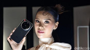 Cincin di modul kamera ini memungkinkan pengguna untuk memutar dan mengatur zoom, eksposur, ISO, hingga kecepatan rana secara manual. Pendekatan ini jelas berbeda dari Xiaomi 17 Ultra yang mengandalkan kontrol sentuh. Foto: Adi Fida Rahman/detikINET