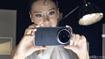 Sejalan dengan itu, terdapat fitur Leica Essential Mode yang memungkinkan pengguna memilih karakter visual lensa Leica klasik dari berbagai era-mulai 50 hingga 100 tahun lalu, seperti emulasi kamera Leica M3 dan M9. Foto: Adi Fida Rahman/detikINET