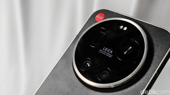 Desain Leitzphone mengikuti prinsip reduksi: setiap elemen harus punya tujuan. Hasilnya, bodi belakang didominasi warna hitam pekat dengan panel fibreglass dan bingkai logam bertekstur. Foto: Adi Fida Rahman/detikINET