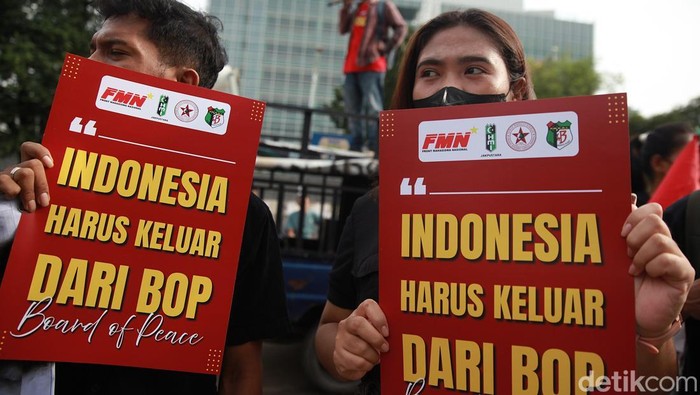 Sejumlah mahasiswa yang tergabung dalam berbagai organisasi seperti HMI, GMNI, FMN dan PMKRI menggelar unjuk rasa di depan Kedutaan Besar AS di Jakarta, Selasa (3/3/2025). Mereka mendesak Indonesia ke luar dari Dewan Perdamaian (Board of Peace) bentukan AS. Aksi berlangsung tertib.