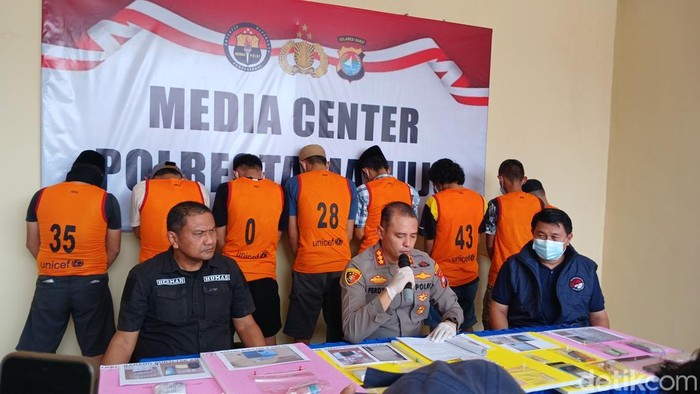 Polisi merilis 8 tersangka narkoba yang ditangkap selama periode Januari-Februari 2026 di Mamuju. (Hafis Hamdan/detikcom)