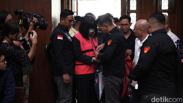 Advokat Marcella Santoso resmi divonis 14 tahun penjara oleh Majelis Hakim Pengadilan Tipikor pada Selasa (3/3/2026) setelah dinyatakan bersalah menyuap majelis hakim yang mengadili perkara korporasi besar serta melakukan pencucian uang dari hasil kejahatan tersebut.