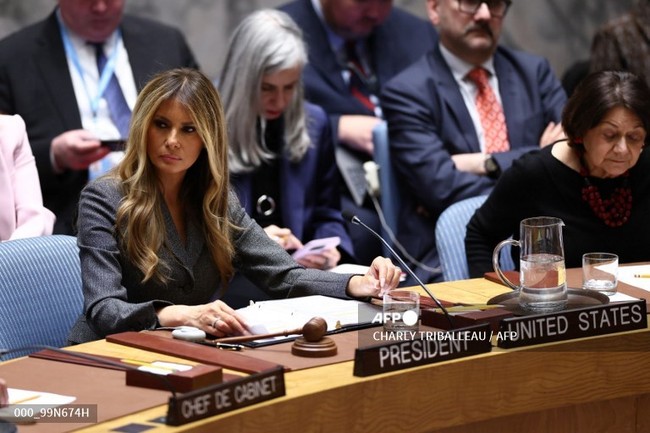 Saat Melania berbicara, suaminya terus melancarkan Operasi Epic Fury di Iran. Hingga kini, ibu satu anak itu belum memberikan komentar publik terkait langkah militer dari Donald. Serang tersebut telah menewaskan Pemimpin Tertinggi Iran Ayatollah Ali Khamenei serta sejumlah pejabat tinggi lainnya. (Foto: AFP/CHARLY TRIBALLEAU)