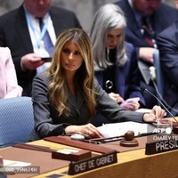 Saat Melania berbicara, suaminya terus melancarkan Operasi Epic Fury di Iran. Hingga kini, ibu satu anak itu belum memberikan komentar publik terkait langkah militer dari Donald. Serang tersebut telah menewaskan Pemimpin Tertinggi Iran Ayatollah Ali Khamenei serta sejumlah pejabat tinggi lainnya. (Foto: AFP/CHARLY TRIBALLEAU)