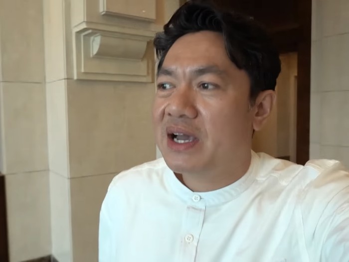 Melki Bajaj umroh dan bagikan momen kuliner.