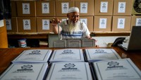 Pada Ramadan tahun ini, produksi hanya mencapai 100 set, turun sekitar 50 persen dibandingkan tahun sebelumnya akibat biaya cetak yang meningkat dan pesanan berkurang. Foto: ANTARA FOTO/Raisan Al Farisi