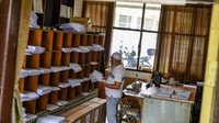 Proses pencetakan Al-Qur’an Braille dilakukan secara teliti agar setiap huruf timbul dapat terbaca dengan jelas oleh pembaca tunanetra. Foto: ANTARA FOTO/Raisan Al Farisi