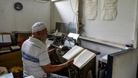 Pekerja menyalin Al-Quran ke cetakan Braille di Yayasan Penyantun Wyata Guna, Bandung, untuk memenuhi kebutuhan penyandang disabilitas netra. Foto: ANTARA FOTO/Raisan Al Farisi