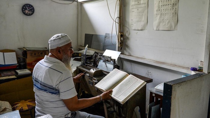 Pekerja menyalin Al Quran ke cetakan untuk Al Quran Braille di Yayasan Penyantun Wyata Guna, Bandung, Jawa Barat, Senin (2/3/2026). Pekerja menyatakan, pada Ramadan tahun ini, percetakan tersebut mengalami penurunan produksi sekitar 50 persen dari tahun sebelumnya atau hanya memproduksi 100 set Al Quran Braile dibandingkan dengan tahun lalu yang mencapai 200 set akibat biaya cetak yang mahal dan pesanan yang berkurang. ANTARA FOTO/Raisan Al Farisi/foc.