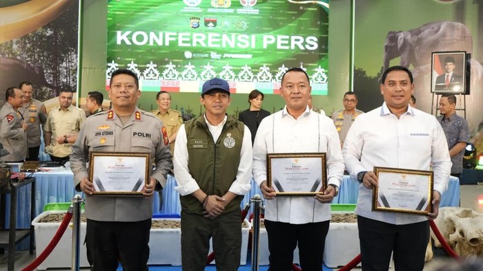 Menhut Raja Juli Antoni memberikan penghargaan ke jajaran Polda Riau atas pengungkapan perburuan gajah Sumatera, Selasa (3/3/2026).