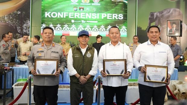 Menhut Raja Juli Antoni memberikan penghargaan ke jajaran Polda Riau atas pengungkapan perburuan gajah Sumatera, Selasa (3/3/2026).