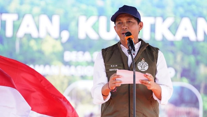 Menteri Kehutanan Raja Juli Antoni memimpin penanaman 2.000 pohon di kawasan Taman Nasional Tesso Nilo, Pelalawan, Riau, Selasa (3/3/2026).