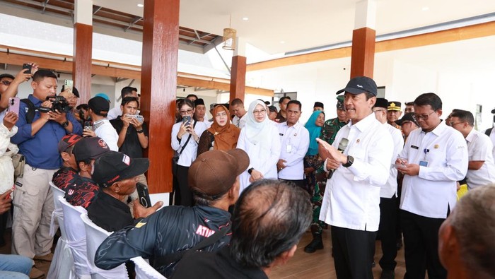 Menteri Kelautan dan Perikanan RI Sakti Wahyu Trenggono saat berdialog dengan nelayan Banyuwangi
