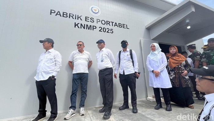 Menteri KKP Sakti Wahyu Trenggono dengan didampingi Bupati Banyuwangi Ipuk Fiestiandani tengah meninjau langsung pabrik es KNMP Banyuwangi.