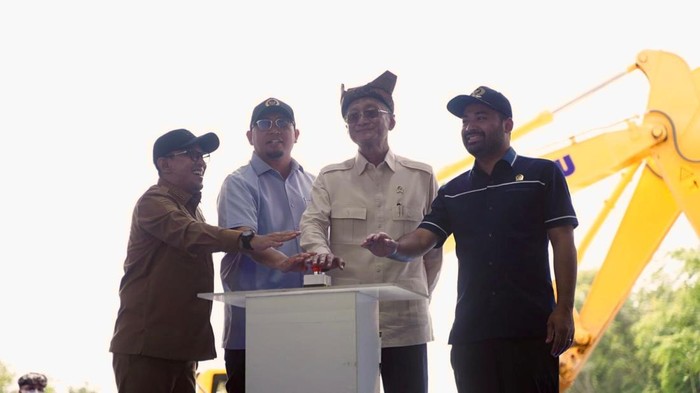 Menteri PU Dody Hanggodo bersama Wakil Ketua Komisi VI DPR Andre Rosiade groundbreaking pembangunan Sabo Dam Gunung Marapi di Kabupaten Tanah Datar. (Dok. Istimewa)