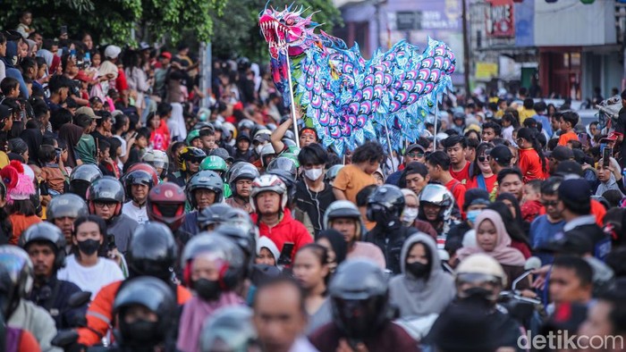 Sejumlah pemain liong memeragakan aksinya dalam acara perayaan cap go meh di Bekasi, Selasa (3/3/2026). 

Belasan liong dan puluhan barongsai memeriahkan perayaan cap go meh yang digelar di sepanjang Jalan Mayor Oking, IR H Juanda dan Jalan RA Kartini.