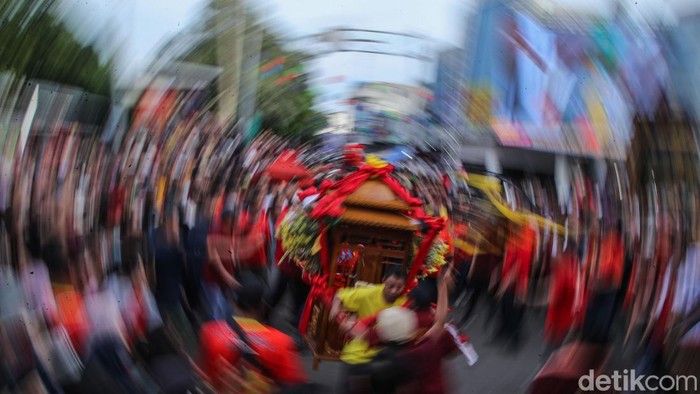 Sejumlah pemain liong memeragakan aksinya dalam acara perayaan cap go meh di Bekasi, Selasa (3/3/2026). 

Belasan liong dan puluhan barongsai memeriahkan perayaan cap go meh yang digelar di sepanjang Jalan Mayor Oking, IR H Juanda dan Jalan RA Kartini.