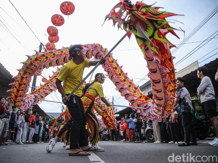 Sejumlah pemain liong memeragakan aksinya dalam acara perayaan cap go meh di Bekasi, Selasa (3/3/2026). 

Belasan liong dan puluhan barongsai memeriahkan perayaan cap go meh yang digelar di sepanjang Jalan Mayor Oking, IR H Juanda dan Jalan RA Kartini.