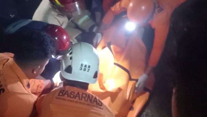 Kebakaran di Desa Pondang, Minahasa Selatan, mengakibatkan tewasnya Mike Umbal (70). Api cepat menjalar, menghanguskan rumah dan usaha warungnya.