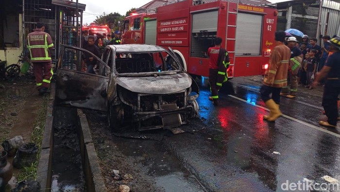 Mobil Daihatsu Sigra AA 1533 DK ludes terbakar di kawasan Saragan, Banyurojo, Mertoyudan, Kabupaten Magelang. 