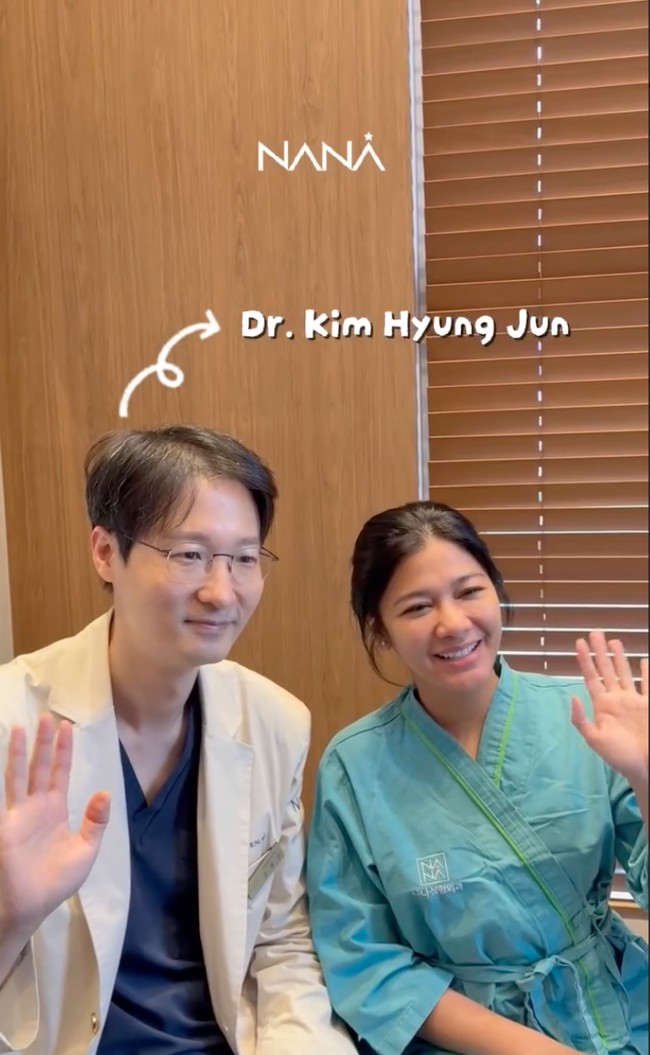 Selama tindakan, Naysilla ditangani oleh dokter Kim Hyung Jun. Ada beberapa prosedur kecantikan yang dijalani Naysilla, salah satunya mini face lift. Foto: Instagram/@nanahospital.id