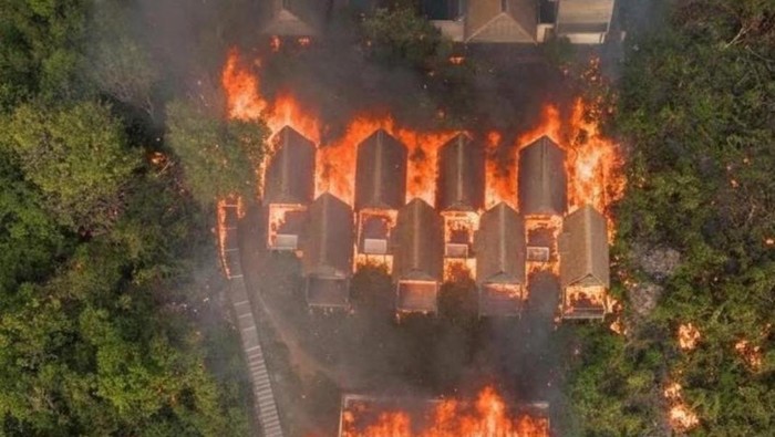 Kebakaran hebat melanda Paduppa Resort di kawasan wisata Tanjung Bira, Kabupaten Bulukumba, Sulawesi Selatan (Sulsel).